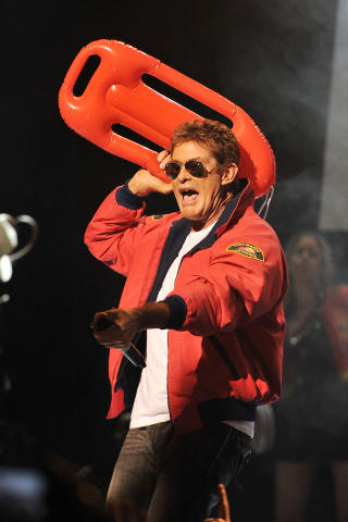 �BAYWATCH�: Gikk p� tv fra 1989 til 2001. Her opptrer Hasselhoff p� konsert i London sist uke. Foto: Stella Pictures