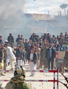 Her kaster illsinte afghanere stein mot norske soldater