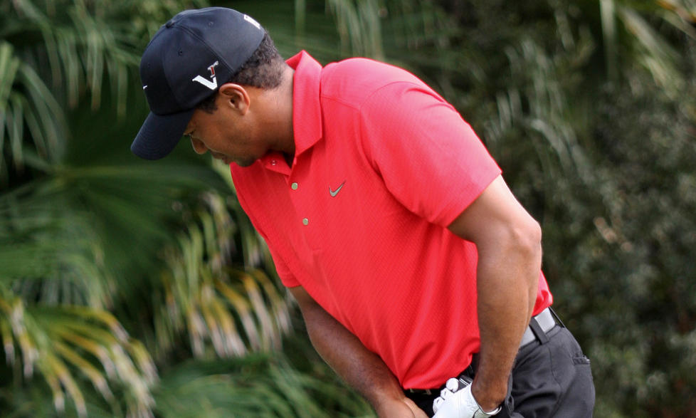 HALTET RUNDT: Tiger Woods hadde tydelige smerter og m�tte bryte turneringen. Foto: Wilfredo Lee/AP/SCANPIX
