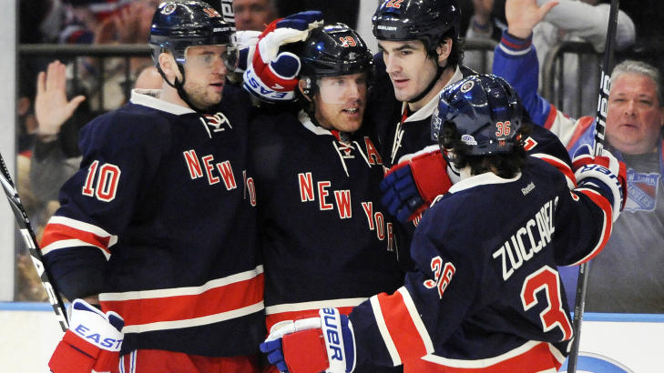 SEIERSMÅLET: Her feirer Marian Gaborik (trøye 10), Brian Boyle (22) og Mats Zuccarello (36) målet til Brad Richards (19) i andre periode. Zuccarello fikk assist for scoringen. Foto: AP/Kathy Kmonicek SEIERSMÅLET: Her feirer Marian Gaborik (trøye 10), Brian Boyle (22) og Mats Zuccarello (36) målet til Brad Richards (19) i andre periode. Zuccarello fikk assist for scoringen. Foto: AP/Kathy Kmonicek