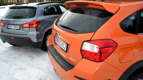 ETTERMONTERT: Hekkspoileren på vår test-Subaru er ettermontert. Det samme gjelder gummilistene på bakfangeren. Likevel synes vi Subaru XV er litt tøffere å se på enn ASX. Foto: ANDREAS HANDELAND ETTERMONTERT: Hekkspoileren på vår test-Subaru er ettermontert. Det samme gjelder gummilistene på bakfangeren. Likevel synes vi Subaru XV er litt tøffere å se på enn ASX. Foto: ANDREAS HANDELAND