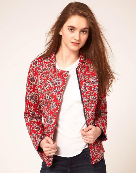 BLOMSTRET: Blomstret v�rjakke fra Asos.com, 530 kroner. Foto: Asos.com
