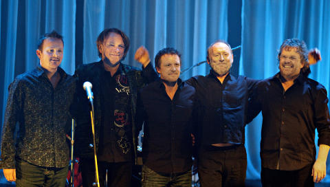 ALLE MANN ALLE: Fra v. Håvar Bendiksen - gitar, Jan Eggum, Trond Viggo Solås - bass, Halvdan Sivertsen og Rune Mathisen - trommer. Foto: Anders Grønneberg ALLE MANN ALLE: Fra v. Håvar Bendiksen - gitar, Jan Eggum, Trond Viggo Solås - bass, Halvdan Sivertsen og Rune Mathisen - trommer. Foto: Anders Grønneberg