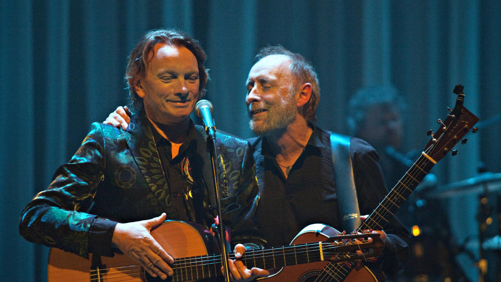 LIDENSKAP OG FL�RTING: Det ble vel mye vitsing - som f.eks at Jan Eggum, if�lge Halvdan Sivertsen - er litt homo, og andre sm�frekkiser. Men publikum elsker dem og kvitterte p� turn��pningen i g�r med st�ende applaus. Foto: Anders Gr�nneberg