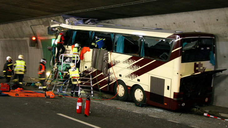 DET FØRSTE BILDET: Dette var situasjonen som møtte politi og rednignsmannskaper da de kom til åstedet i tunnelen etter at bussen smalt inn i en nødlomme klokka 21.15 tirsdag. FOTO: POLITIET/AP/SCANPIX. DET FØRSTE BILDET: Dette var situasjonen som møtte politi og rednignsmannskaper da de kom til åstedet i tunnelen etter at bussen smalt inn i en nødlomme klokka 21.15 tirsdag. FOTO: POLITIET/AP/SCANPIX.