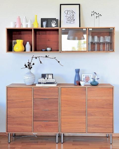 SMART OPPBEVARING: En familie p� fire trenger all den oppbevaringsplass de kan f�. Kommoden med skuffer er fra Bolia, det samme er hylla. � FOTO: Anniken Zahl Furunes