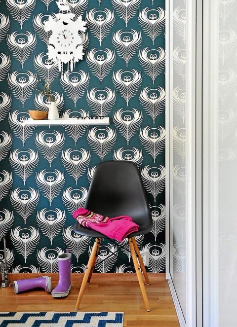 GANG MED SVUNG: Det er s� lite som skal til for � f� en entr� som �nsker b�de deg og gjestene velkommen. Tapetet �Feather� er fra Ferm-living.com, en av Trines favorittprodusenter. P� en bildelist har noen bokstaver og et par andre sm�ting f�tt plass. Plastic Chair fra Charles og Ray Eames gj�r seg som alltid! Teppet er fra designonline.se. � FOTO: Anniken Zahl Furunes