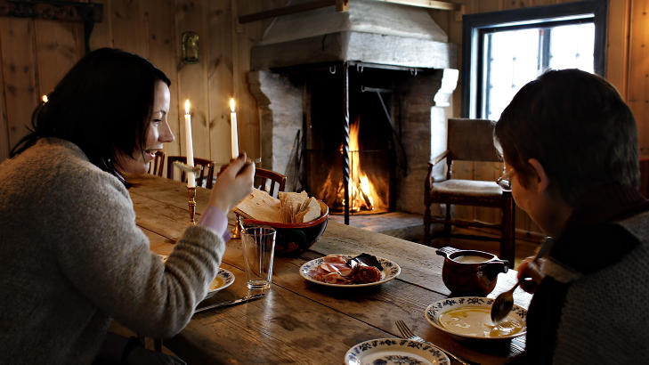 RØMMEGRØT:På Maihaugen handler mye om tid, om fortid og om tid for mat. I gjestestua smaker tradisjonskosten med en ekstra piff fra omgivelsene. Kristin Sokollek og Trine Grønn Iversen koser seg med rømmegrøten. Foto: OLE C.H THOMASSEN RØMMEGRØT:På Maihaugen handler mye om tid, om fortid og om tid for mat. I gjestestua smaker tradisjonskosten med en ekstra piff fra omgivelsene. Kristin Sokollek og Trine Grønn Iversen koser seg med rømmegrøten. Foto: OLE C.H THOMASSEN