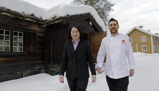 PAR I MAT Kristin og Sigfried Sokollek driver Tid for Mat som står for serveringen på Miahaugens kafe. De serverer også tidsriktige måltider med fortellinger i historisk miljø. Foto: OLE C.H. THOMASSEN PAR I MAT Kristin og Sigfried Sokollek driver Tid for Mat som står for serveringen på Miahaugens kafe. De serverer også tidsriktige måltider med fortellinger i historisk miljø. Foto: OLE C.H. THOMASSEN