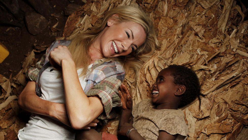 KNYTTET N�RE B�ND: Fem �r gamle Enare fra Etiopia fikk en helt spesiell plass i Gunhild Stordalens hjerte. - Hun kilte meg og l�rte meg sanger. Foto: Erik Thallaug