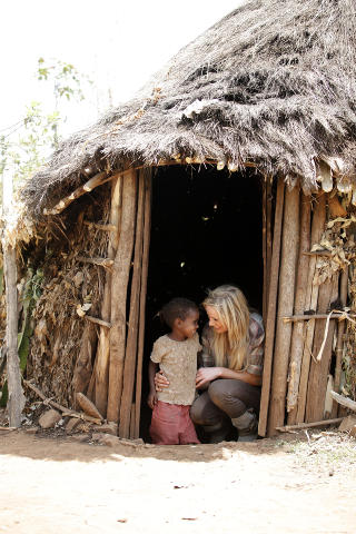 FIKK OMVISNING: Lille Enare viste Gunhild Stordalen rundt i jordhytta der hun bor sammen med familien sin. Foto: Erik Thallaug