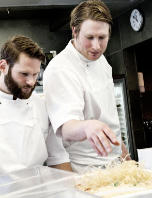 Se Maaemo-kokkene lage mat verdig to Michelin-stjerner
