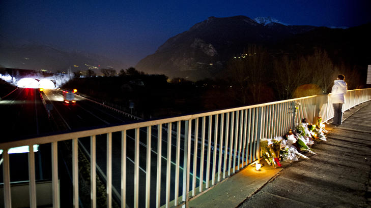 STILLE ETTER TRAGEDIEN: Dødofrene ble minnet i går kveld fra en motorveibro like foran tunnelen der bussen kjørte i veggen. Foto: John T. Pedersen / Dagbladet STILLE ETTER TRAGEDIEN: Dødofrene ble minnet i går kveld fra en motorveibro like foran tunnelen der bussen kjørte i veggen. Foto: John T. Pedersen / Dagbladet