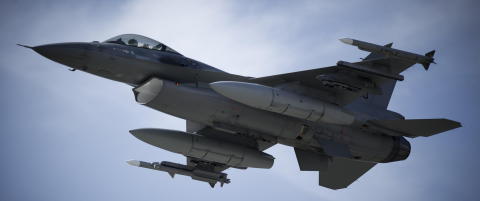 - F-16 br�t lydmuren og knuste konjakken