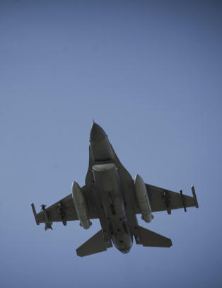 - F-16 br�t lydmuren og knuste konjakken