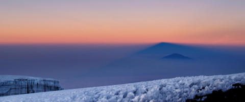 Se et av verdens mest kjente fjell kaste skygge i t�ka