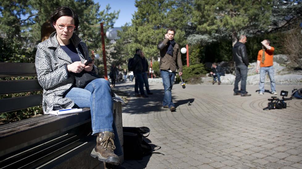  FRA HJEMBYEN:  Den belgiske journalisten Mary Wyers fra lokalavisa i Lommel er blant p�r�rende og og pressefolk fra hele Europa som venter p� beskjed om barna som ble skadd i busskatastrofen tirsdag kveld. Foto: John T. Pedersen / Dagbladet