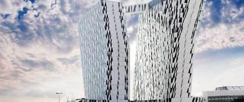 Glassveggen skjermer bare de mest utsatte delene på kroppen