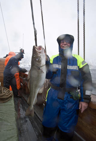 GLADGUTT: Han var ikke den f�rste som fikk noe p� kroken, men kanskje var Torodd Bratberg den aller blideste da han endelig kunne trekke opp en sv�r torsk fra havet. Foto: JOHN STENERSEN
