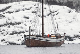 JEKTA: Bygd etter vikingskiptradisjoner ligger nordlandsjekta �Br�drene� som en dronning p� vannet. Foto: JOHN STENERSEN