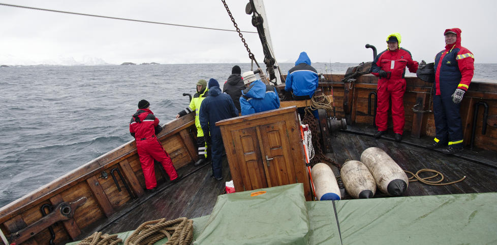 UT MOT HAVET: Det svingte fra side til side da skuta jobbet mot vind, v�r og b�lger. - Jeg tror jeg aldri har v�rt med p� s� mye ekstremv�r. En formiddag, ja. Men aldri over flere dager, sa �n om bord. Foto: JOHN STENERSEN