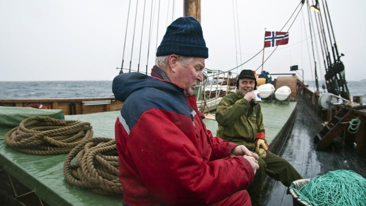ALVORSPRAT: Maskinist Odd Hansen (t.v.) og Roger Blix i samtale om fisk, fangst og �blodfersk haill�. Foto: JOHN STENERSEN