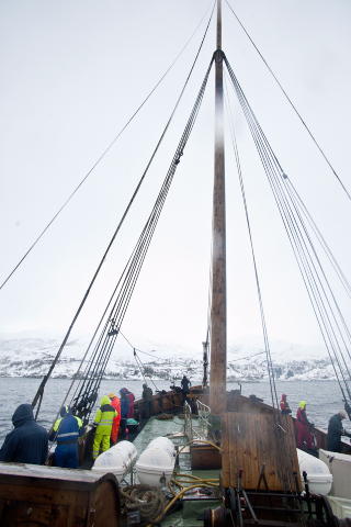FISKE I LOFOTEN: Selv om havet var i bevegelse, skulle det fiskes. P� hver side av ripa var t�lmodigheten stor og nappene f�. Men i havet ventet bel�nningen. Foto: JOHN STENERSEN