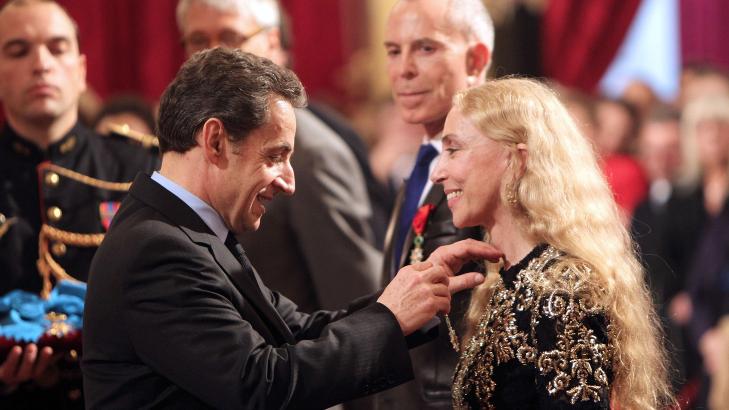 BLE HEDRET: Frankrikes president Nicholas Sarkozy fester L�gion d?honneur-medaljen p� brystet til Franca Sozzani, redakt�r for italienske Vogue. Foto: Scanpix