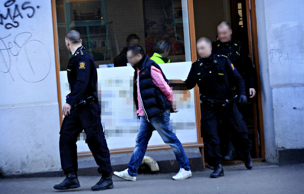 P�GREPET:  Politiet gikk til aksjon mot 36-�ringen fra Romerike da han ankom arbeidsplassen i dette reisebyr�et p� T�yen onsdag morgen. Inne i lokalet ble han kroppsvisitert, f�r han ble f�rt bort i h�ndjern til en sivil politibil. Foto: JACQUES HVISTENDAHL