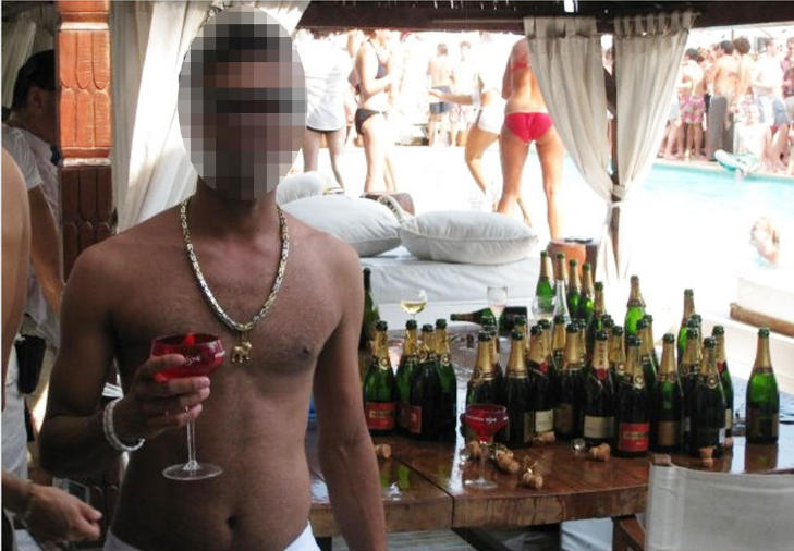 PÅSTÅTT HOVEDMANN: En 35-åring bosatt på Lørenskog som i årevis har hatt høy party-profil i Oslo blant kjendiser, glamourmodeller og kriminelle i Oslo, skal være den mest sentrale blant de siktede i amfetaminsaken. Her er postsjåføren på St. Tropez i 2010. PÅSTÅTT HOVEDMANN: En 35-åring bosatt på Lørenskog som i årevis har hatt høy party-profil i Oslo blant kjendiser, glamourmodeller og kriminelle i Oslo, skal være den mest sentrale blant de siktede i amfetaminsaken. Her er postsjåføren på St. Tropez i 2010.