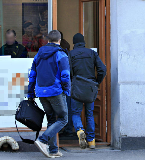OMFATTENDE RANSAKING: Flere politifolk i sivil deltok i aksjonen mot reisebyrået. OMFATTENDE RANSAKING: Flere politifolk i sivil deltok i aksjonen mot reisebyrået.