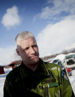 - Man kan g� rett forbi et fly uten � se det