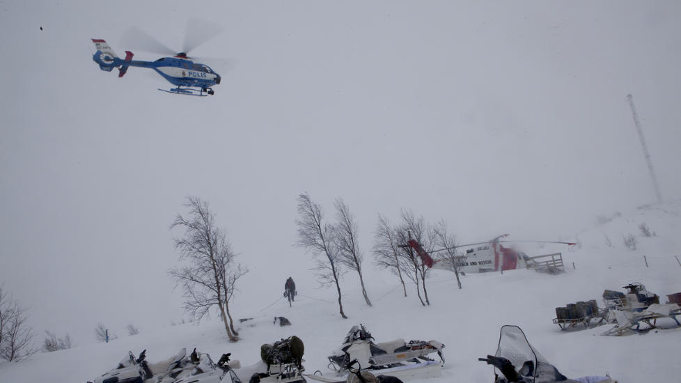 LETEAKSJON: Kebnekaise Fjellstue er gjort om til utgangspunkt for hjelpemannskaper p� leting etter det forsvunnede Herculesflyet.  Det er tidvis tette byger i omr�det. Foto: Anita Arntzen / Dagbladet