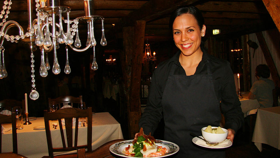 LOFOTEN: Vinteren her er fantastisk, sier Mariel Victoria Cordero Oliveras, som har reist fra Puerto Rico for � servere t�rrfisk i Lofoten. Foto: KIRSTEN M. BUZZI