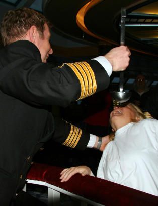 Her heller Hurtigruten-kapteinen isbiter over en av de ansatte