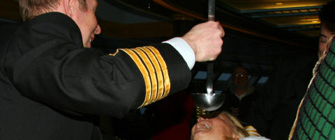 Her heller Hurtigruten-kapteinen isbiter over en av de ansatte