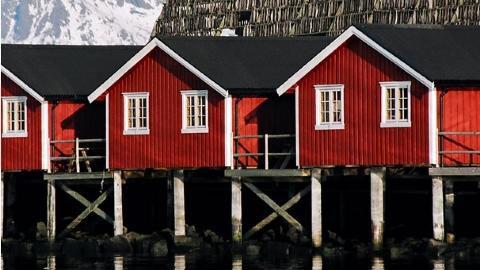 SVOLV�R: T�rrfisken henger p� hjell bak rorbuene. Foto: Svin�ya Rorbuer.