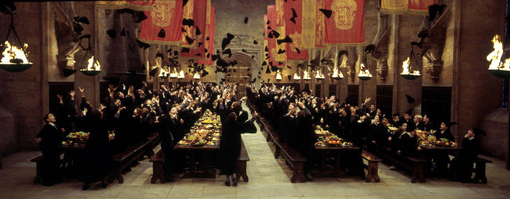 SPISESALEN: Klassisk scene fra Harry Potters siste skoledag på Galtwort. Filminnspillingen foregikk i Christ Church College, der dagens Oxford-studenter har sin kantine. Foto: SCANPIX SPISESALEN: Klassisk scene fra Harry Potters siste skoledag på Galtwort. Filminnspillingen foregikk i Christ Church College, der dagens Oxford-studenter har sin kantine. Foto: SCANPIX