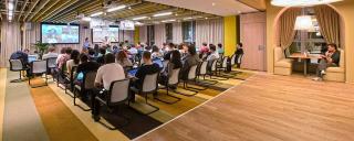 ENGASJERTE: B�de store og sm� m�terom er viktig. Bildet viser et av  fellesrommene fra Googlekontoret i Moskva.   FOTO: Camenzind Evolution