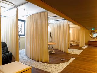 STRAMME MUSKLER: Massasjespa for � berolige eventuelle stramme skuldermuskler er et forebyggende tiltak mot sykemeldinger. FOTO: Camenzind Evolution