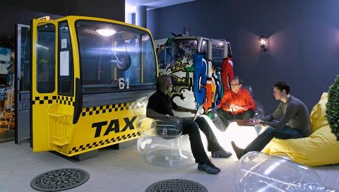 SNAKKIS: Direkt�r Paul Norberg i Arbeidsmilj�senteret er usikker p� hvor lenge de ansatt kommer til � bruke apparatene. FOTO: Camenzind Evolution