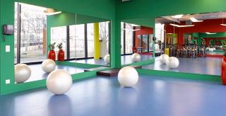 TRENING: For � balansere den gode maten, tilbys det blant annet p� Z�richkontoret et bemannet treningsstudio med yoga, pilates og andre treningstimer. � FOTO: Camenzind Evolution