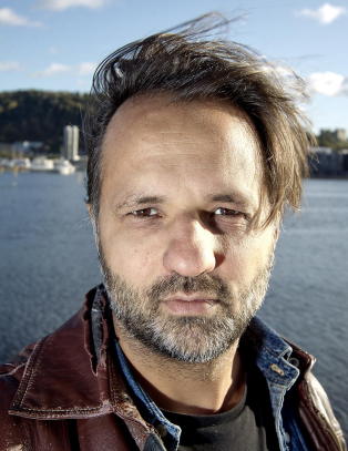 - NRKs dramasjef er en eneveldig sm�konge