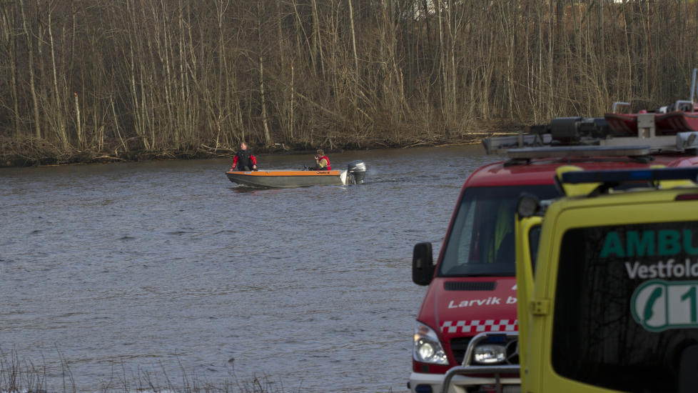 LETEAKSJON: Redningsmannskaper er i gang med s�k etter at en b�t kantret ved Larvik. Foto: Geir Eriksen