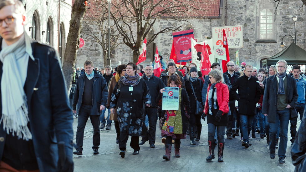 MASJERTE MOT NAZISME: Forrige l�rdag var det sl�sskamper i Trondheim sentrum da medlemer av nordfront nynazister marsjerte gjennom byen. L�rdag ble det en antinazistisk markering i Tordenskjoldsparken i Trondheim med over ett tusen oppm�te. Trondheims ordf�rer Rita Ottervik  ledet toget gjennom byen under merkeringen. Foto: Ned Alley / Scanpix
