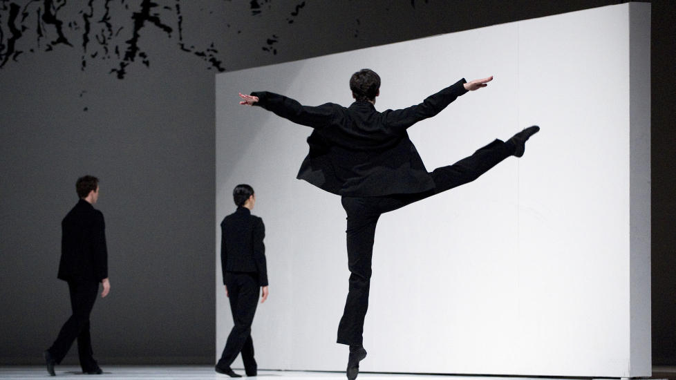 KONTRASTER: I den rene, enkle «Safe as Houses», som innleder «Mesteraften - Lightfoot og León», skapes et bilde av en skjør verden. Foto: Erik Berg/Den Norske Opera og Ballett. KONTRASTER: I den rene, enkle «Safe as Houses», som innleder «Mesteraften - Lightfoot og León», skapes et bilde av en skjør verden. Foto: Erik Berg/Den Norske Opera og Ballett.