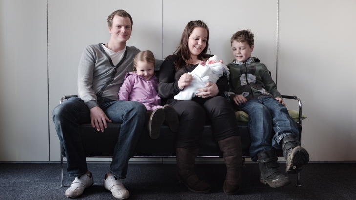 GODE BIDRAG MOT FEM MILLIONER: Familien Kvammen Solli har gjort sin innsats for at vi runder fem millioner nordmenn mandag. Familiens yngste - Jonathan - ble årets norske nyttårsbarn da han kom til verden ett sekund ut i 2012 på Stavanger Universitetssykehus. Fra venster pappa Jon Petter Solli, Julie (3), mamma Caroline Kvammen Solli, Jonathan og Jonas (8).
Foto: Tommy Ellingsen/Scanpix. GODE BIDRAG MOT FEM MILLIONER: Familien Kvammen Solli har gjort sin innsats for at vi runder fem millioner nordmenn mandag. Familiens yngste - Jonathan - ble årets norske nyttårsbarn da han kom til verden ett sekund ut i 2012 på Stavanger Universitetssykehus. Fra venster pappa Jon Petter Solli, Julie (3), mamma Caroline Kvammen Solli, Jonathan og Jonas (8).
Foto: Tommy Ellingsen/Scanpix.