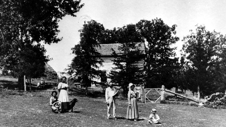 EN MILLION UTVANDRET TIL AMERIKA: Uten utvandringen på 1800-tallet, ville vi vært 7-8 millioner nordmenn i dag, har professor Ståle Dyrvik beregnet. Her et bilde tatt ca. år 1900 i Forde Home, Winneshick County, Iowa. Gården ble bygd av norske innvandrere ca. 1860.
Foto: SCANPIX. EN MILLION UTVANDRET TIL AMERIKA: Uten utvandringen på 1800-tallet, ville vi vært 7-8 millioner nordmenn i dag, har professor Ståle Dyrvik beregnet. Her et bilde tatt ca. år 1900 i Forde Home, Winneshick County, Iowa. Gården ble bygd av norske innvandrere ca. 1860.
Foto: SCANPIX.