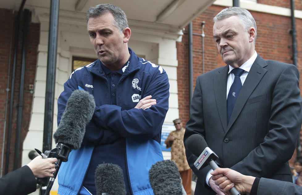 SPILLER P� L�RDAG: Bolton-trener Owen Coyle her p� pressekonferanse i forbindelse med Fabrice Muambas hjertestans. N� er det klart at Bolton m�ter Blackburn p� l�rdag. Foto:  REUTERS/Ki Price
