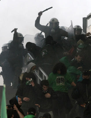 Gresk byderby stoppet av tribunevold
